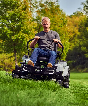 Homme sur autoportée